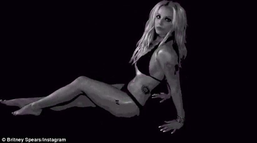 Τι κρύβεται πίσω από τα βίντεο της Britney Spears που χορεύει μόνο με το μαγιό της;